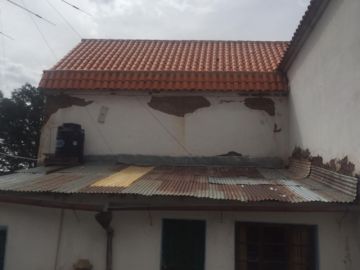 La humedad está dañando los muros del templo. FOTO Azucena Fuertes
