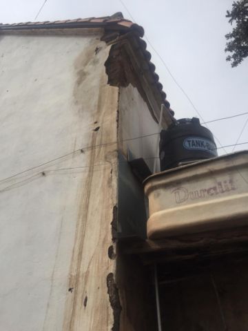 La humedad está dañando los muros del templo. FOTO Azucena Fuertes
