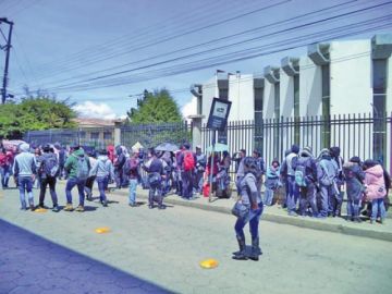 En gestiones pasadas hubo largas filas para la venta de matrículas.