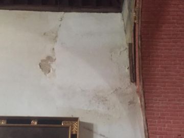 La humedad está dañando los muros del templo. FOTO Azucena Fuertes