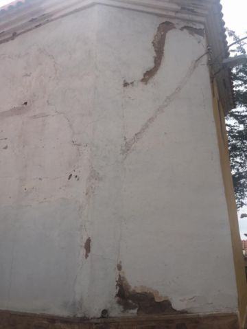La humedad está dañando los muros del templo. FOTO Azucena Fuertes