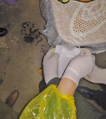 Los policías recogen las pruebas en el lugar del siniestro.