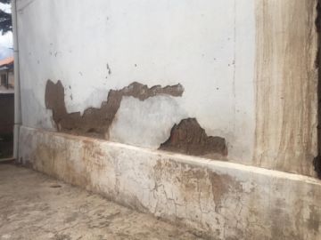 La humedad está dañando los muros del templo. FOTO Azucena Fuertes