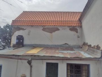 Faltan pedazos en el muro.