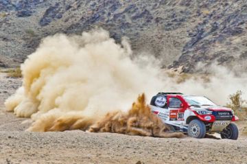Fernando Alonso al mando de su Toyota.