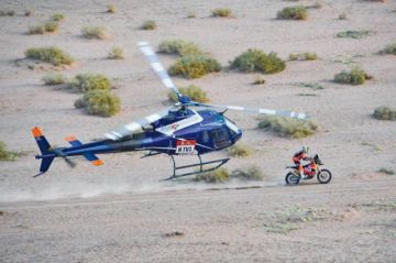 Toby Price es seguido por un helicóptero.