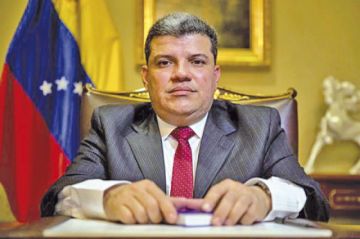 El chavismo cierra filas en torno al "opositor" Luis Parra