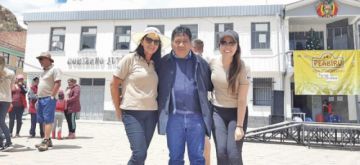 El alcalde de Porco junto a dos de las raidistas.
