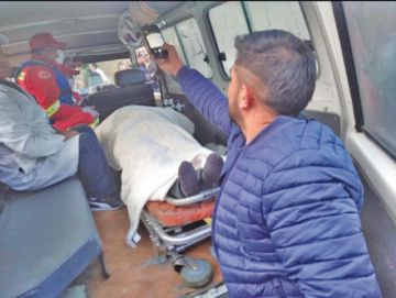 Fue sacado de su vivienda en una camilla.