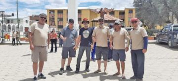 Más integrantes de la caravana en la plaza principal de Porco.