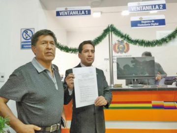 El abogado constitucionalista Williams Bascopé Laruta muestra la acción interpuesta.