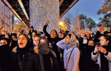 Iraníes protestan en solidaridad con las víctimas de la tragedia de la línea aérea ucraniana.