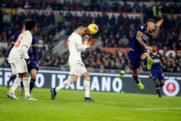 Cristiano Ronaldo, de Juventus, remata el balón de cabeza.