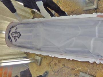 Se prepara el ataud para el velorio del minero fallecido.