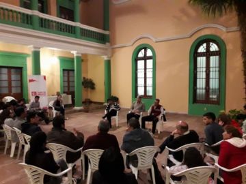 Hubo mucha gente en el coloquio.