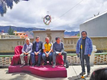 Autoridades y representantes en el acto realizado en el cementerio de La Paz.