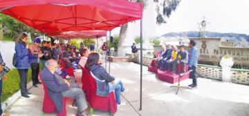 Mucha gente acudió a ser testigo de la exhumación.