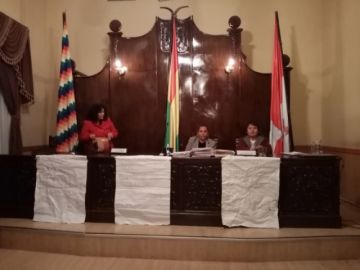 Foto de anoche. Ruiz y Ugarte estaban en vigilia en el salón de deliberaciones.