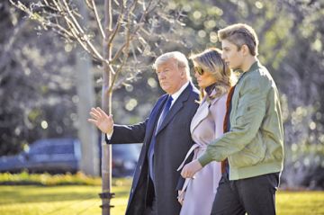 Donald Trump acude a veteranos políticos