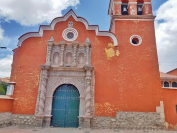 En la fachada ya se puede ver el descascaramiento.