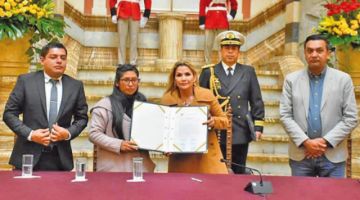 Jeanine Añez promulga la Ley Excepcional de Prórroga de Mandato