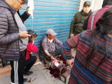 fue ayudado por peatones.