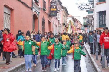 Ni el frío pudo con la alegría de los niños en el desfile.