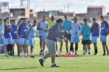 Los jugadores santos durante su entrenamiento.