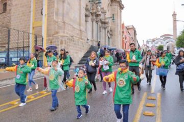 Una persistente llovizna acompañó el paso de los bailarines