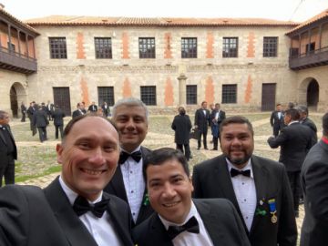 Más gente en el segundo patio.