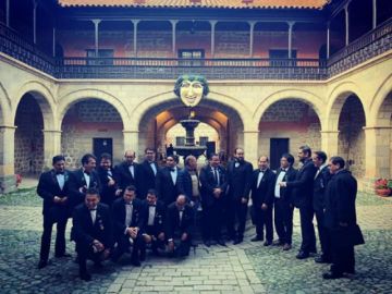 Una foto grupal con el mascarón.