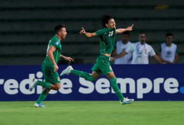 Víctor Abrego (d) de Bolivia celebra su gol.
