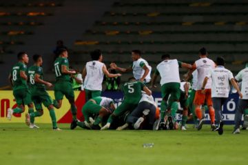 Los jugadores bolivianos festejan el triunfo.