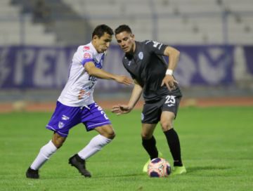 Ronald Segovia (i) trata de eludir a su rival. 