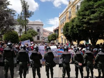 Ambos grupos están en la plaza 10 de Noviembre.