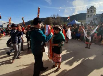 La ñusta recibe su banda.
