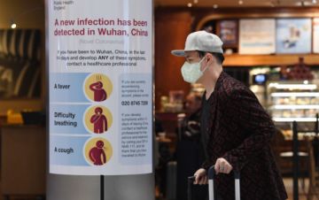 Un hombre con máscarilla arrastra sus maletas por el aeropuerto Heathrow, en Londres.