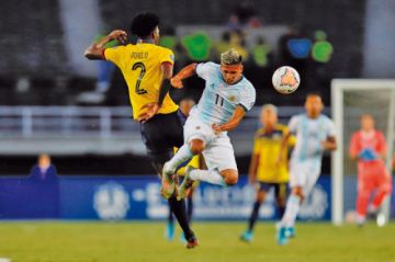 Los jugadores se disputan el balón.