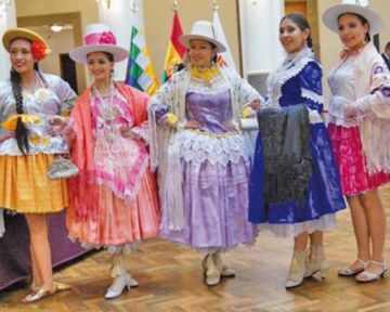 La chola potosina, al lado de la tarijeña, estuvo representada.