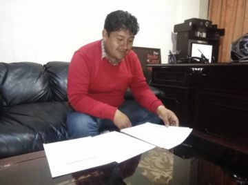 Eloy Relos muestra los documentos que hacen referencia al riesgo que implica una planta en área urbana.