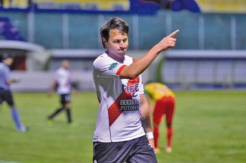 Mauro Bustamante festeja el gol del empate. 