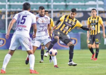 Federico Domínguez, de Real, disputa el balón con Raúl Castro, de The Strongest.