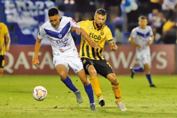 Jorge Toco, de San José, controla la pelota ante la marca de su rival.