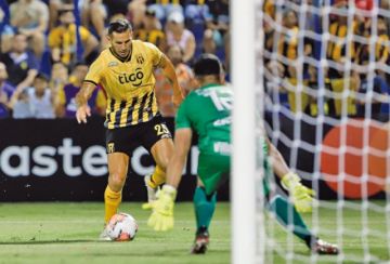 Raúl Bobadilla, de Guaraní, remata el balón frente al arquero Jesús Careaga, de San José.