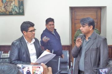El gobernador Omar Veliz posesiona a Fernando Bejarano como director del Sedes.