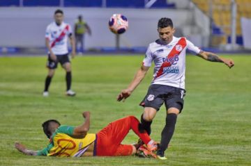 Víctor Machaca (piso) trata de detener a Luis Arias.
