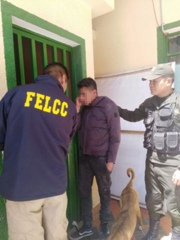 Este es el muchacho cuando era ingresado a celdas de la Felcc.