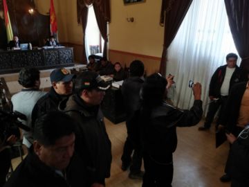 Los vecinos protestaron en el hemiciclo legislativo.