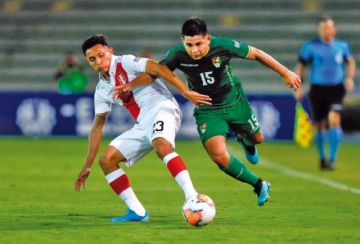 Rodrigo Cabrera, de Bolivia, gana la pelea por el balón.