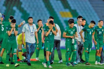 Los jugadores bolivianos lamentan la eliminación.